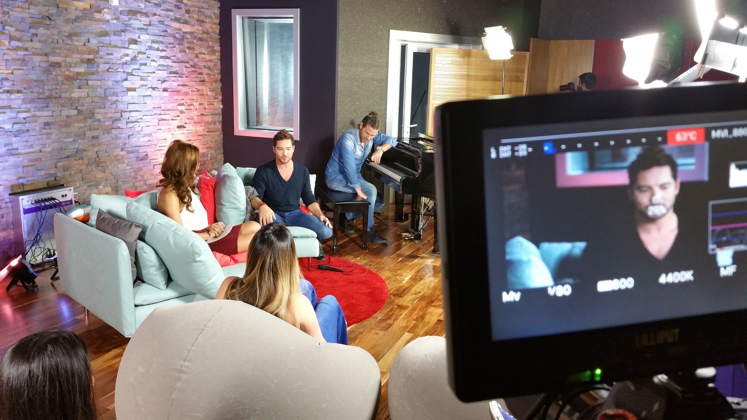 David Bisbal Canciones behind-the-scenes monitor framing