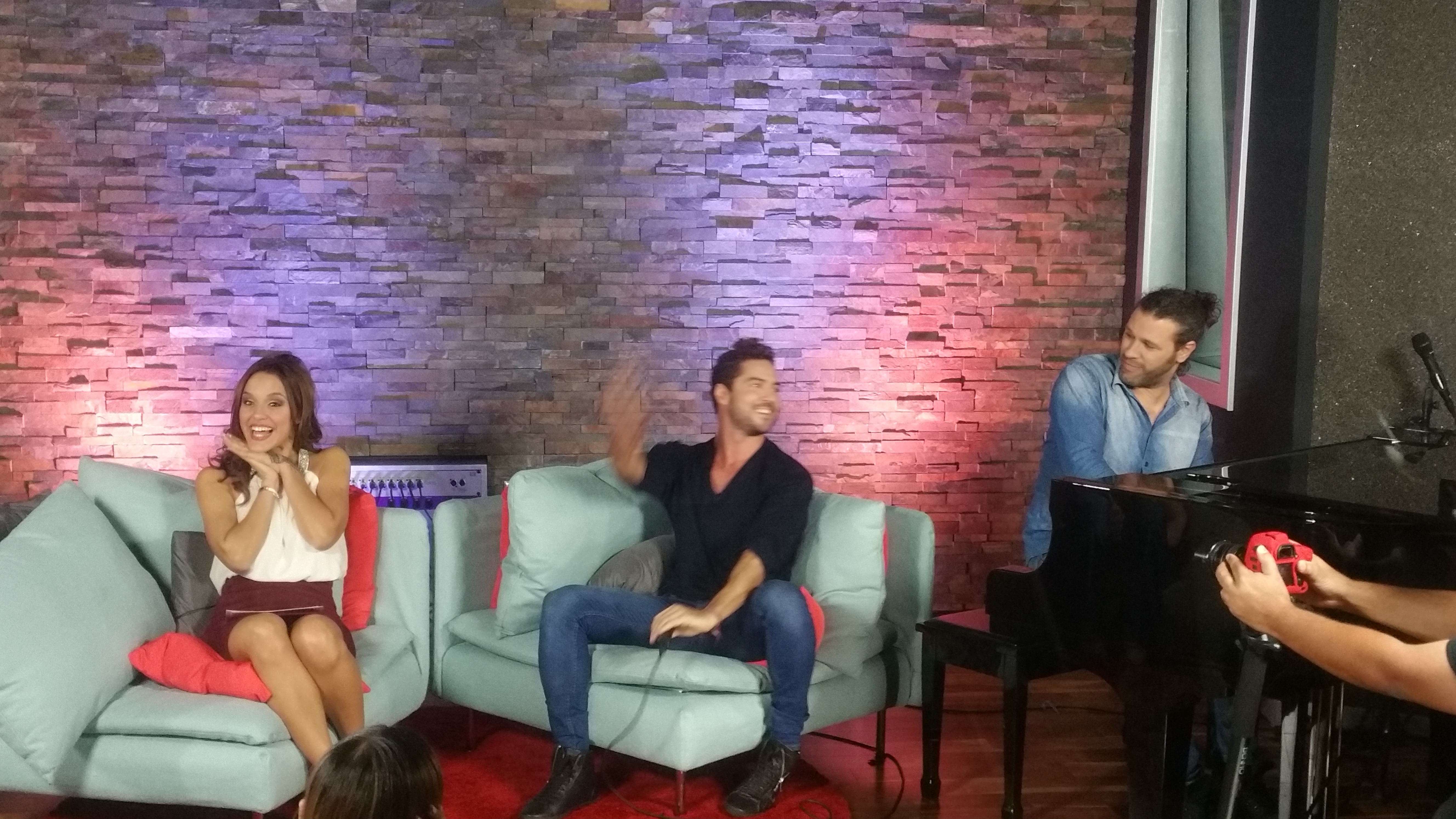 David Bisbal session with piano and crew during production