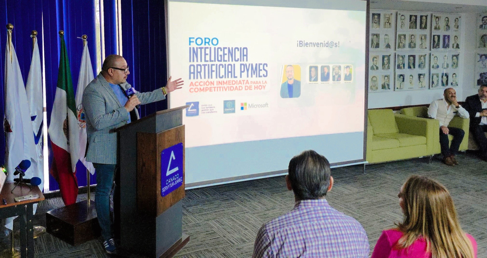Omar Saucedo delivering keynote at Foro IA para PYMES