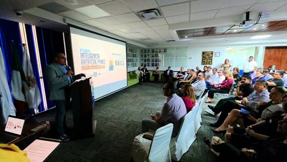 Wide shot of keynote presentation with audience at Foro IA PYMES