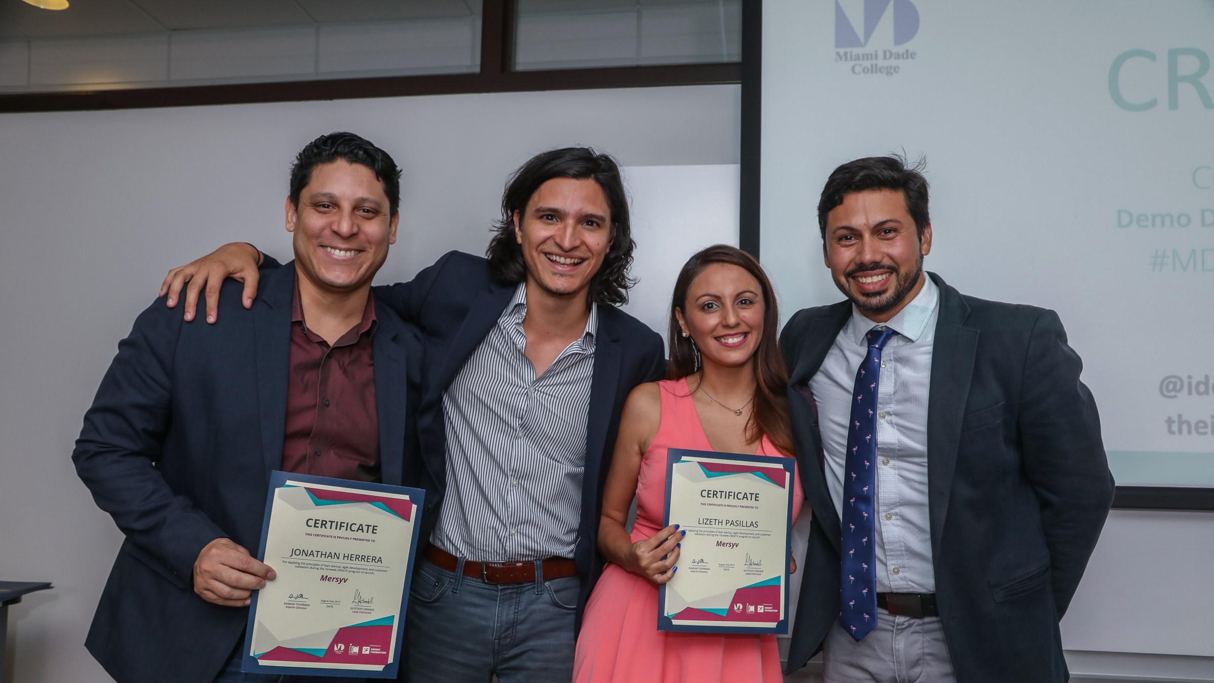 Jonalex Herrera y Liz Pasillas con sus certificados de CREATE en The Idea Center