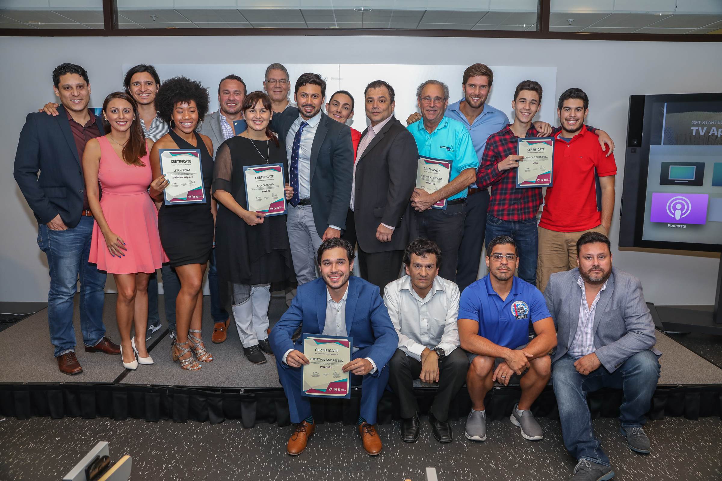 La generación de CREATE con sus certificados en el Demo Day