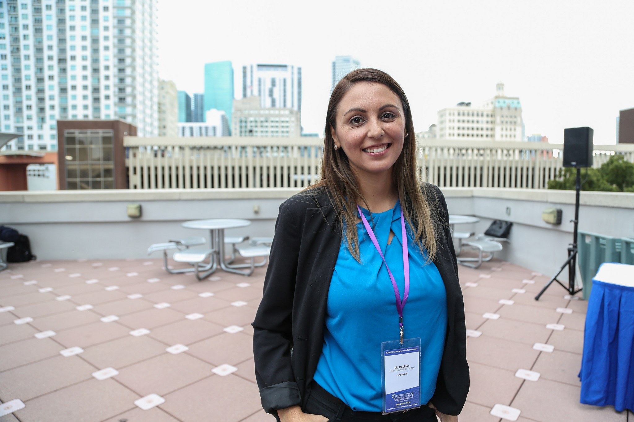 Liz Pasillas con su gafete de Startup Nation Conference en Miami