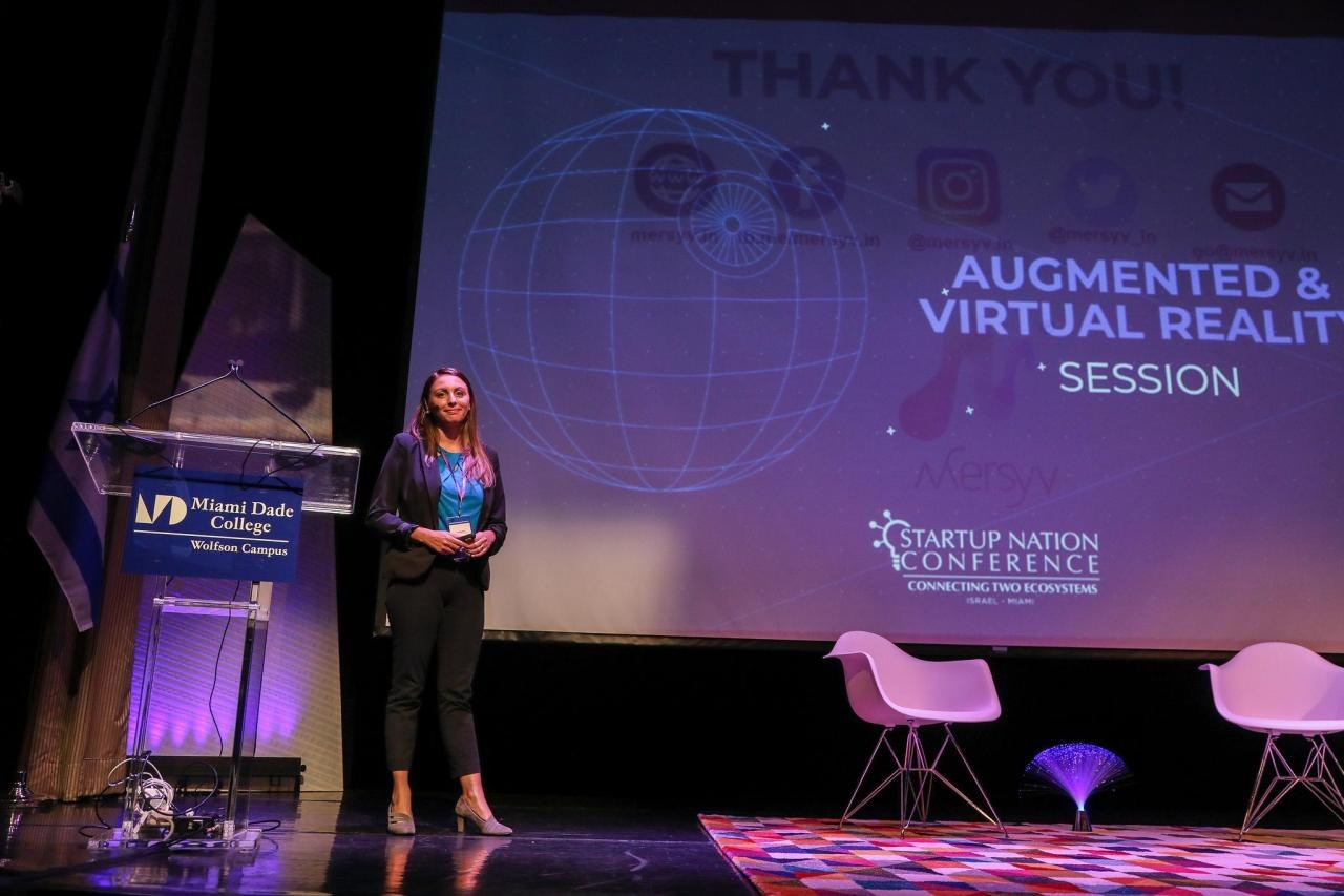 Liz Pasillas en el escenario de la sesión de realidad aumentada y virtual, Wolfson Campus de Miami Dade College