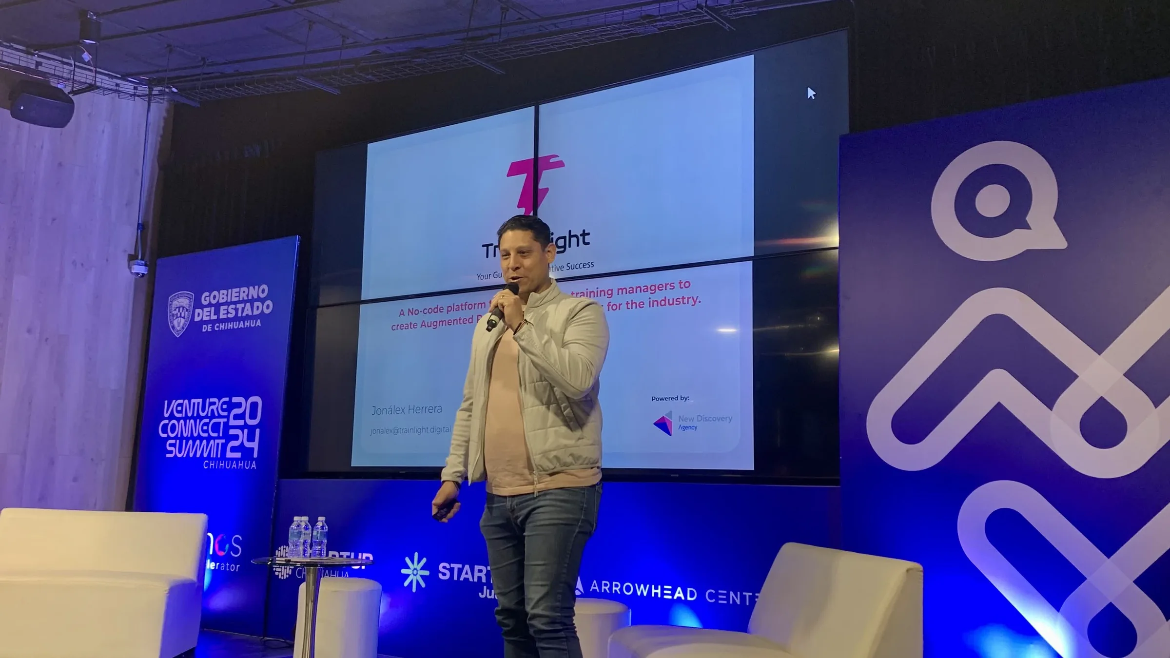 Jonalex Herrera en el escenario con la diapositiva de Trainlight detrás