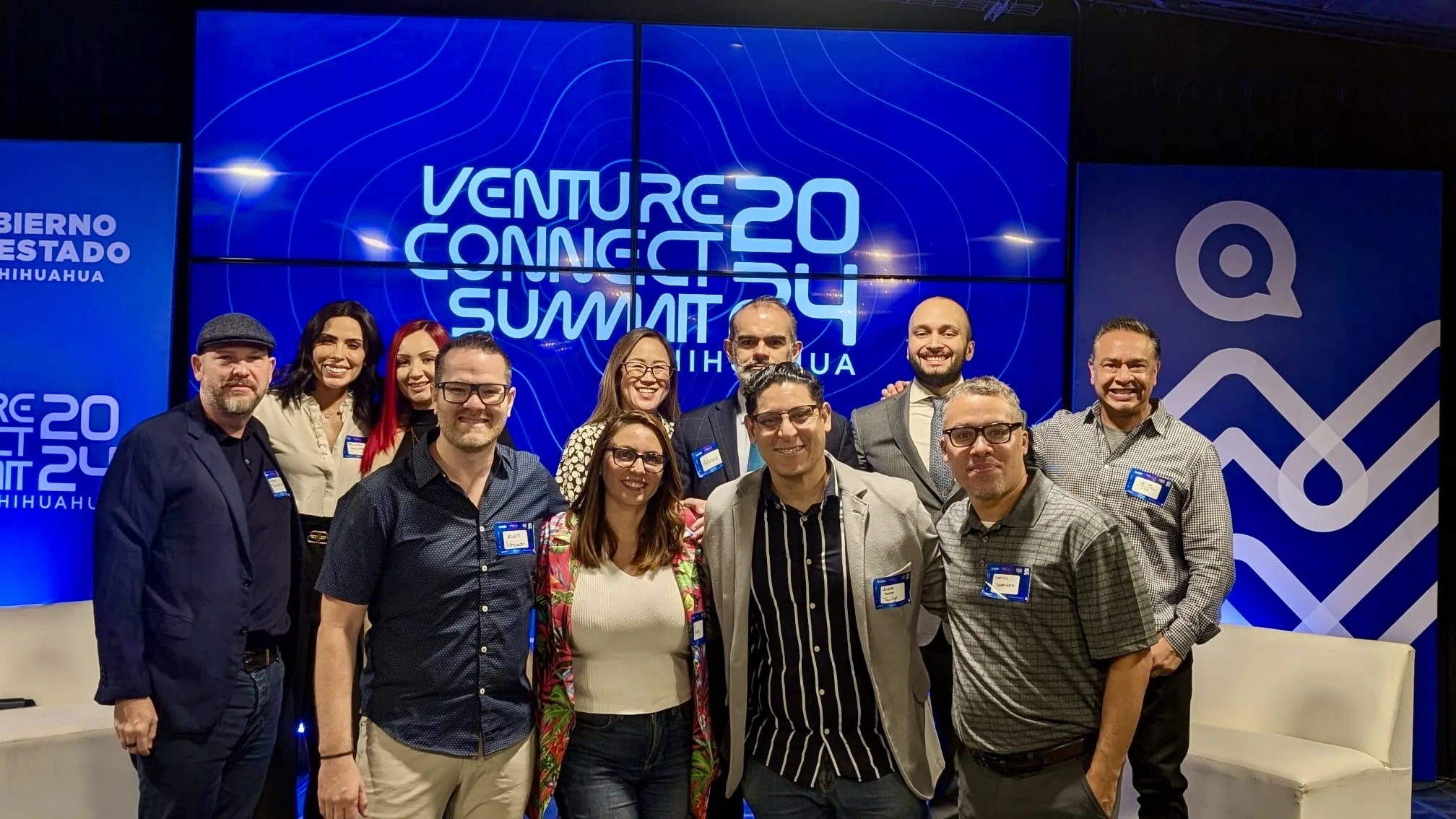 Fundadores e inversionistas frente a la pantalla del Venture Connect Summit 2024