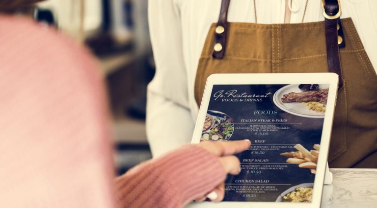 Restaurant Industry,Food and Beverage,Dining Experience,Customer Engagement,Digital Integration,Culinary Innovation,Brand Differentiation,Online Presence,Marketing Strategies,Immersive Technologies